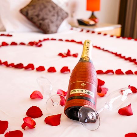 The Boma Nairobi Ξενοδοχείο Εξωτερικό φωτογραφία A bottle of champagne and rose petals on a bed