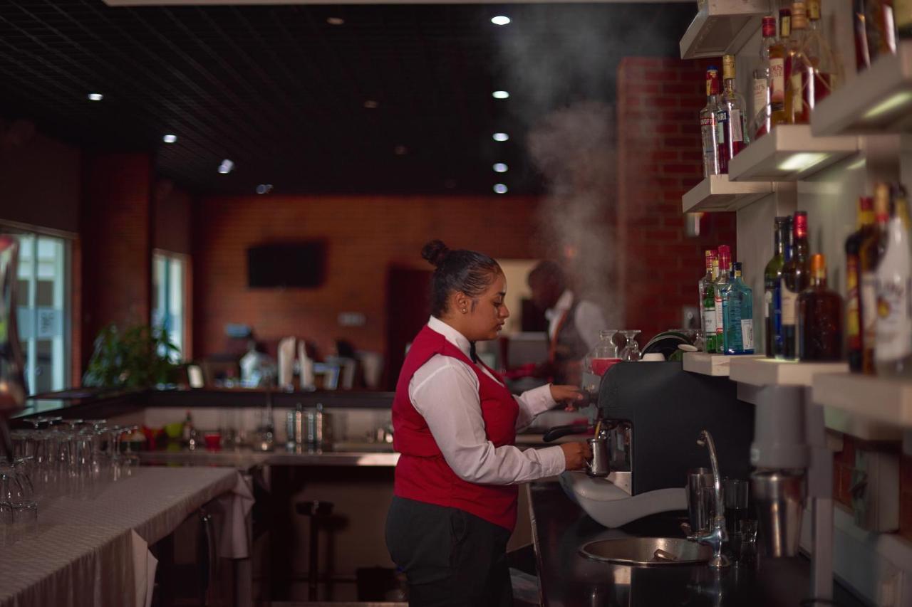 The Boma Nairobi Ξενοδοχείο Εξωτερικό φωτογραφία A barista at work