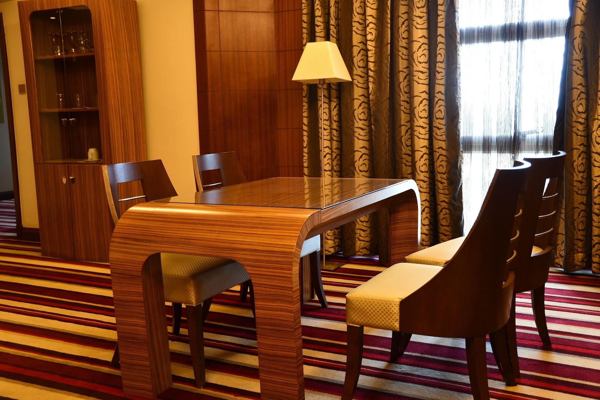The Boma Nairobi Ξενοδοχείο Εξωτερικό φωτογραφία A table and chairs